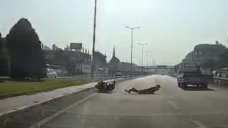 Yola biran da çıkan çekiciye motosiklet çarptı