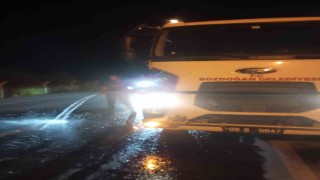 Yola dökülen yağ, belediye ekiplerince temizlendi