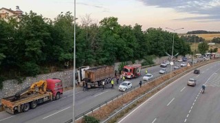 Yola düşen tomruk kazaya yol açtı: Traktör sürücüsü ağır yaralandı