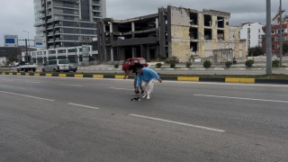 Yolcu dolu minibüsü durdurarak akan trafikte çaresizce bekleyen yavru kediyi kurtardı