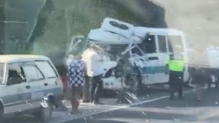 Yolcu minibüsü kamyonla çarpıştı: 2si Ağır 4 Yaralı