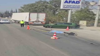 Yolun karşısına geçerken araçların çarptığı yaya can verdi