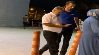 Yüksek sesle müzik dinleyen çocukları attığı şişeyle vurdu