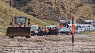 Yüksekova-Van yolunda heyelan: Araçlar mahsur kaldı