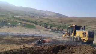 Yüksekovada anız yangınına kepçeli müdahale