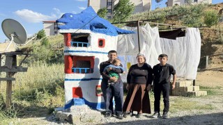 Yüksekovada görenleri şaşırtan gemi ve yunus figürlü ev maketi