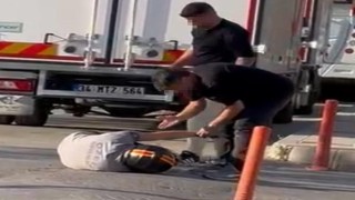 Yumrukların havada uçuştuğu kavgada motosikletli yerde tekmelendi