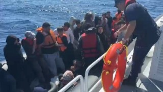 Yunan unsurları lastik bottaki 39 kaçak göçmeni ölüme terk etti