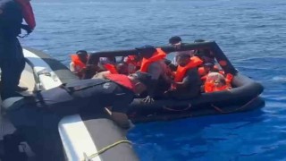 Yunanistanın geri ittiği can sallarındaki düzensiz göçmenler kurtarıldı