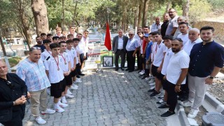 Yunusemrenin U17leri şampiyonluk kupasıyla Ferdi Zeyrekin mezarına gitti
