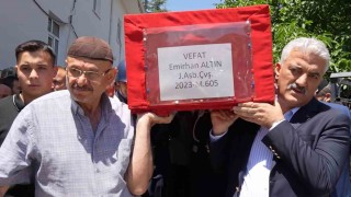 Yürek yakan veda: Oğlunun tabutunu omuzladı