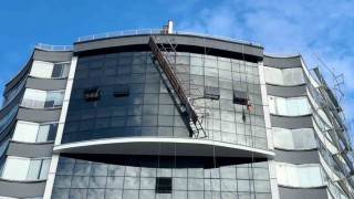 Yürekleri ağza getiren görüntü: 11. katta iskele koptu, işçiler ölümden döndü