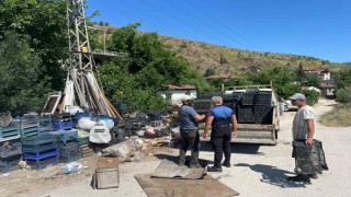 Zabıta çevreye hurda ve mobilya eşyası atan kişiyi suçüstü yakaladı, bir de üstüne seyyar kavun karpuz satıcısı çıktı