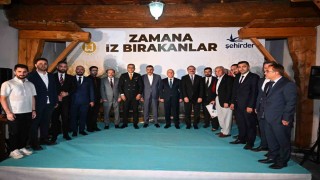 Zamana iz bırakanlara teşekkür ve plaket