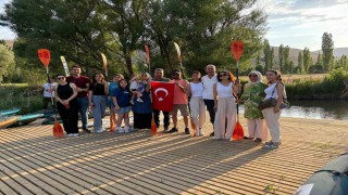 Zamantı Irmağında şehit yakınları ve gaziler ücretsiz kanoya bindirildi