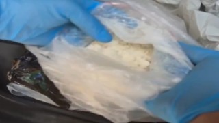 Zehir taciri aracındaki 1 kilo kokain ile yakalandı