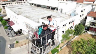 15 yıllık berber yeni açtığı dükkanının ilk tıraşını gökyüzünde yaptı