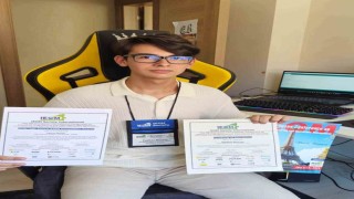 16 yaşındaki Egehan, Yapay Zeka Destekli Giyilebilir Bebek Kıyafeti ile dünya birincisi oldu