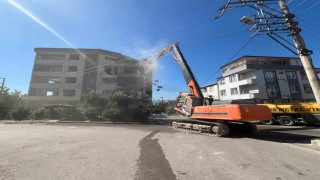 1999 depreminde ağır hasar gören binaya ilk kepçe vuruldu