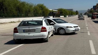 2 otomobil çarpıştı : 2 yaralı
