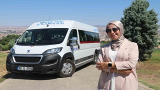 3 çocuk annesi kadın direksiyonuna geçtiği servisle 2 yıldır öğrenci taşıyor