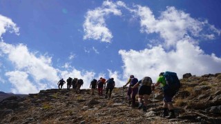 34 dağcı Yüksekova Sat Göllerinde doğa yürüyüşü gerçekleştirdi