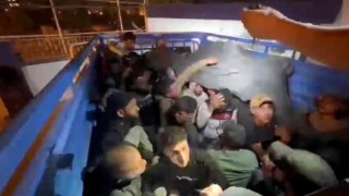 42 göçmen üzeri fileyle kapatılan kamyonet kasasında yakalandı