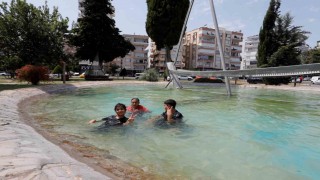 44 derecelik sıcaktan bunalan çocuklar süs havuzunda serinledi