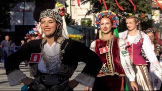 6 farklı ülkeden gelen genç kadınlar sarımsak festivalinin en güzeli seçilebilmek için yarıştı