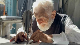 75 yıllık terzi gözlüksüz dikiş yapıyor
