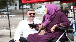 76 yaşındaki bedensel engelli kadın, ömründe ilk kez denizi gördü