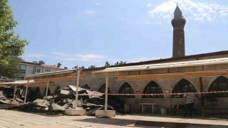 832 yıllık camide sessiz cuma