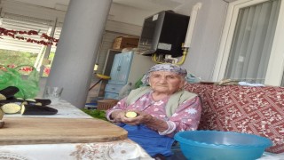 96 yaşında, azmiyle gençlere taş çıkartıyor