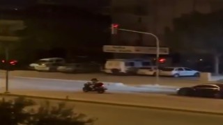 Abartılı egzozlu motosiklet trafikten men edilirken, sürücüye 11 bin lira ceza kesildi