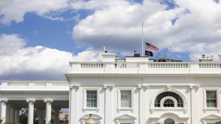 ABDde ilkokul saldırısının ardından bayraklar yarıya indirildi