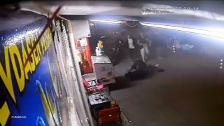 Adamların kavgasına kadın da tekme ile karıştı