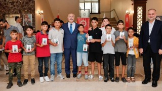 Adana Valisi Köşger’den Kur’an Kursu Öğrencilerine Adana Kebabı İkramı