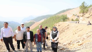 Adanada 5 kişinin öldüğü yolda, muhtarlar nöbet tutan ailelere destek verdi