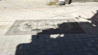 Adanada bozuk yollar yapılmayınca yola halı serme akım haline geldi