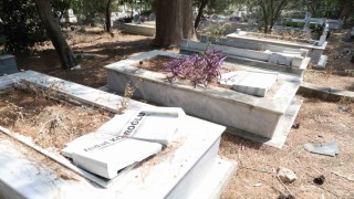Adanada mezar taşları tahrip edildi