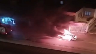 Adanada otomobil alev alev yandı