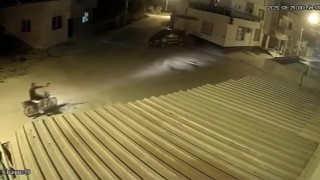 Adanada rasgele ateş açan şahsı mahalleli yakalayıp polise teslim etti