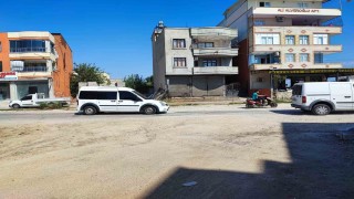 Adanada su borusu patladı, yol asfaltlanmayınca mahalle toz içinde kaldı