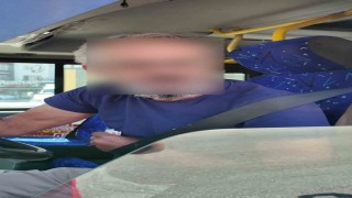 Adanada trafikte seyir halinde cep telefonuyla konuşan hem de kemeri koltuğa takan sürücü yakalanınca: