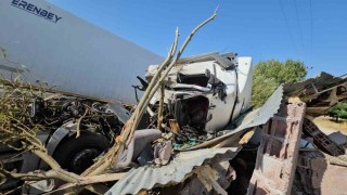 Adilcevazda meyve suyu yüklü tır devrildi: Sürücüsü yaralı olarak hastaneye kaldırıldı