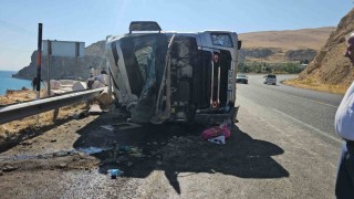 Adilcevazda saman yüklü tır devrildi: 2 kişi yaralandı