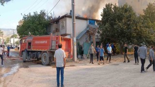 Adıyamanda iki katlı evde yangın paniği