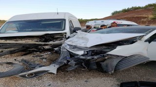 Adıyamanda minibüs ile otomobil çarpıştı: 5 yaralı
