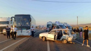 Adıyamanda otobüs ile otomobil çarpıştı: 5 yaralı