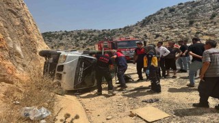 Adıyamanda şarampole devrilen kamyonetin sürücüsü yaralandı